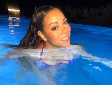 Μαράια Κάρεϊ - Ποζάρει με μικροσκοπικό μπικίνι και πανάκριβα κοσμήματα (φώτο)